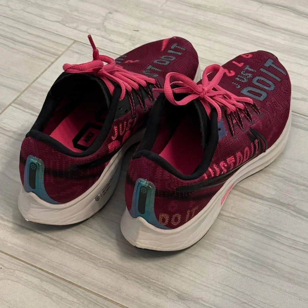 NIKE PEGASUS ZOOM RUNNING SNEAKERS  SZ 9M Sneakers. Cranberry/Blk